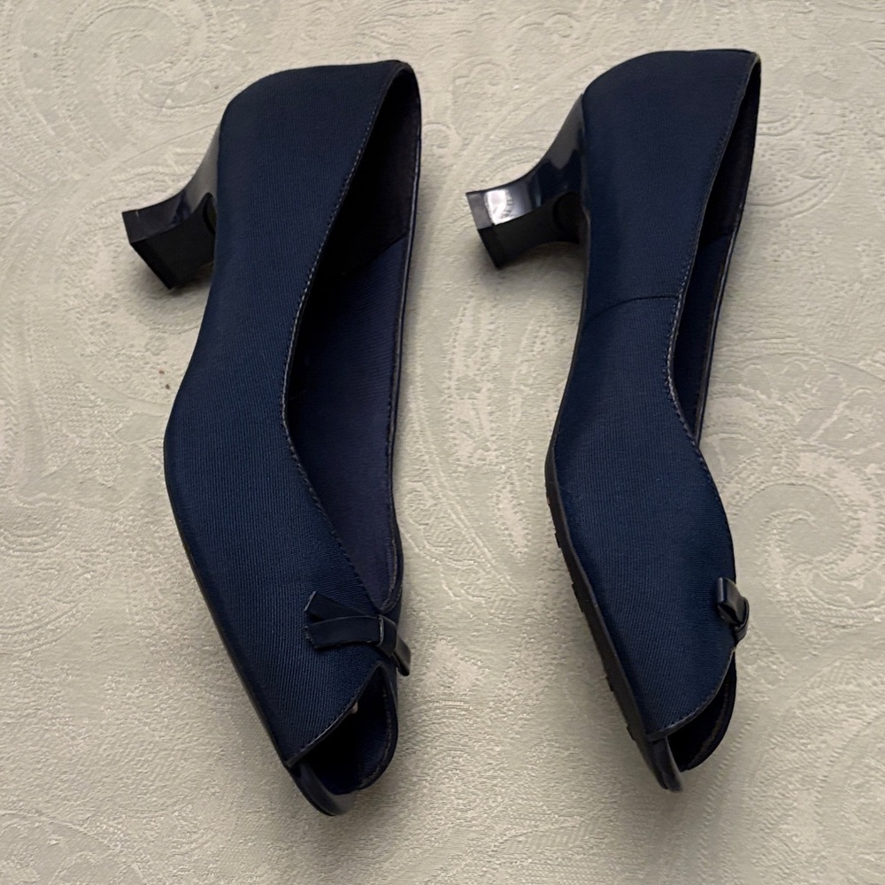 Life Stride Women’s Size 7.5 Shoes Navy Blue Linen Peep Toe 2” Heels Bow Detail - Picture 8 of 11